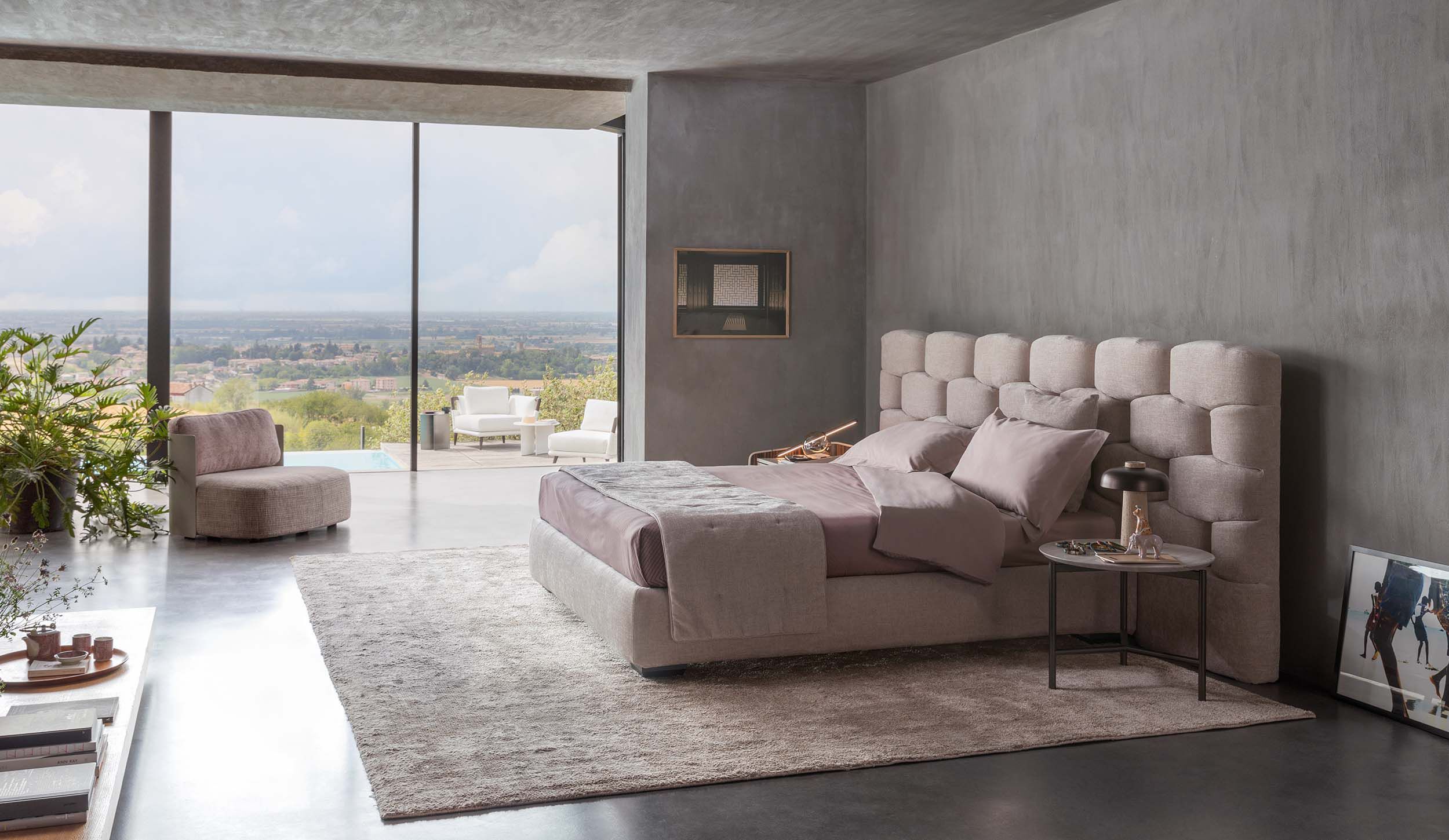 Двуспальная кровать с мягким изголовьем Flou MAJAL ARCH-00086376 - Вид №1