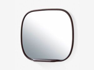 Настенное зеркало в рамке