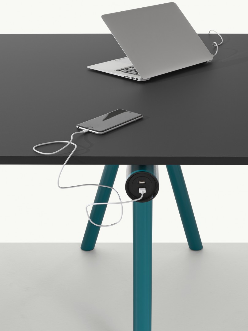 Harvey 1130 2 мольберта из стальных труб с опорой для крепления столешницы из литого алюминия и резиновыми подушечками. Каждый мольберт оснащен 1 розеткой Schuko и 2 разъемами USB. Et al. Harvey - Вид №8