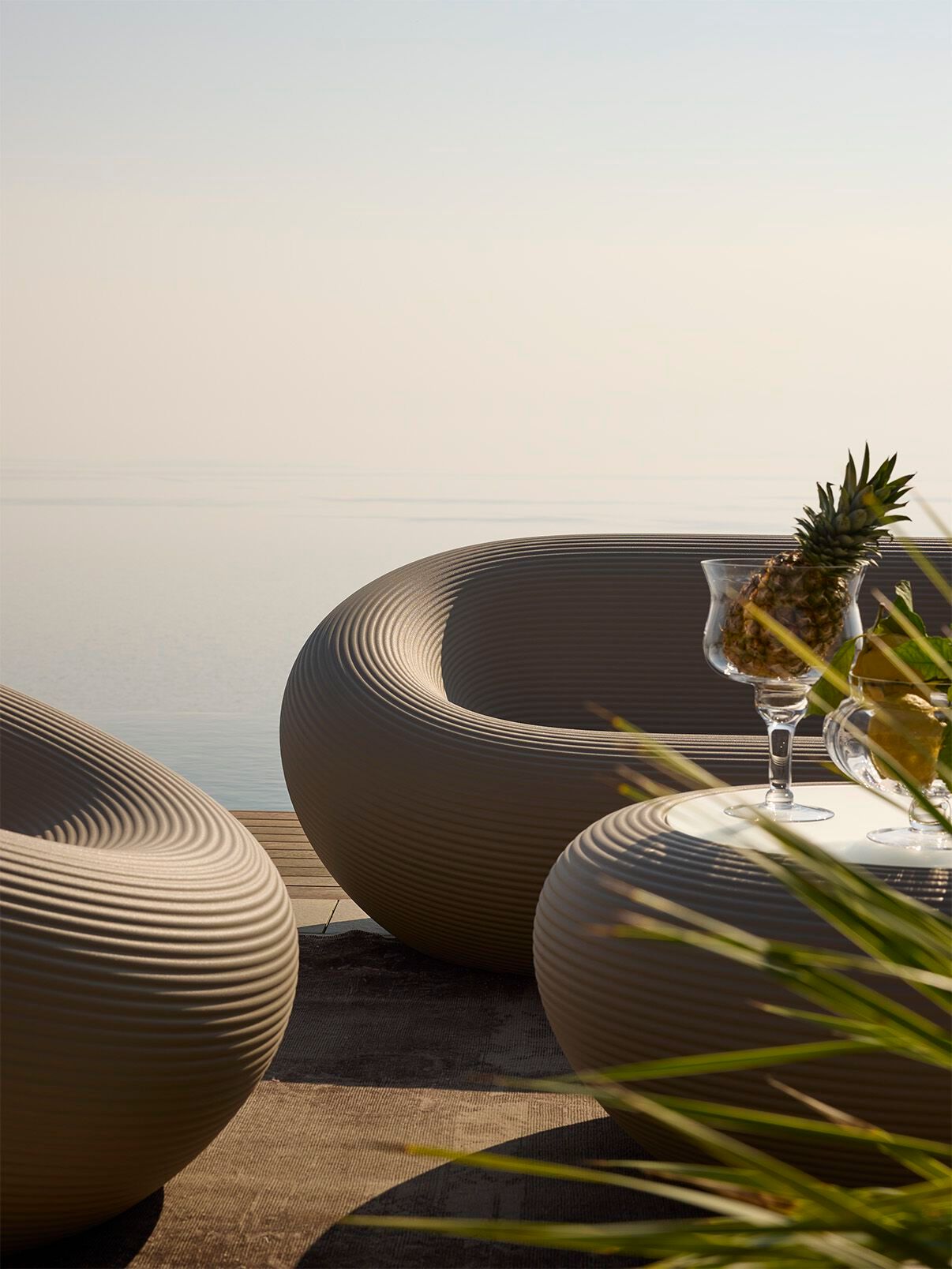 Круглый стол из полиэтилена Qeeboo нами ARCH-00063093 - Вид №6