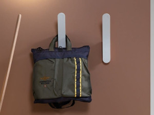 Деревянная настенная вешалка