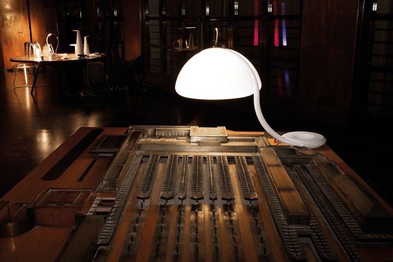 Металлическая настольная лампа с абажуром из метакрилата Martinelli Luce змея ARCH-00057086 - Вид №5