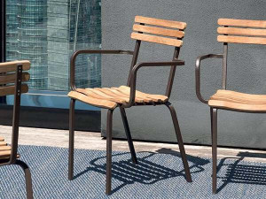 Штабелируемый садовый стул из тикового дерева с подлокотниками