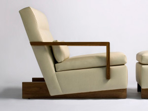 Кожаное кресло с подлокотниками