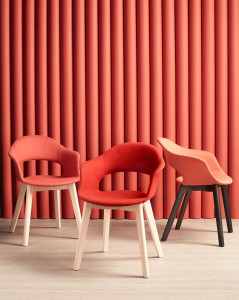 Стул из инженерного пластика с подлокотниками