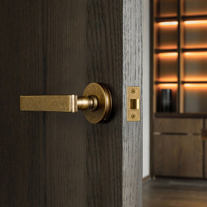 Металлическая ручка на розетке