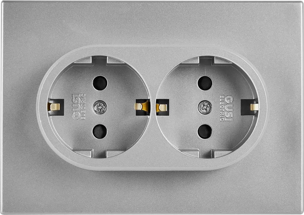 Розетка встраиваемая GUSI Electric серебристая с защитными шторками 89337220