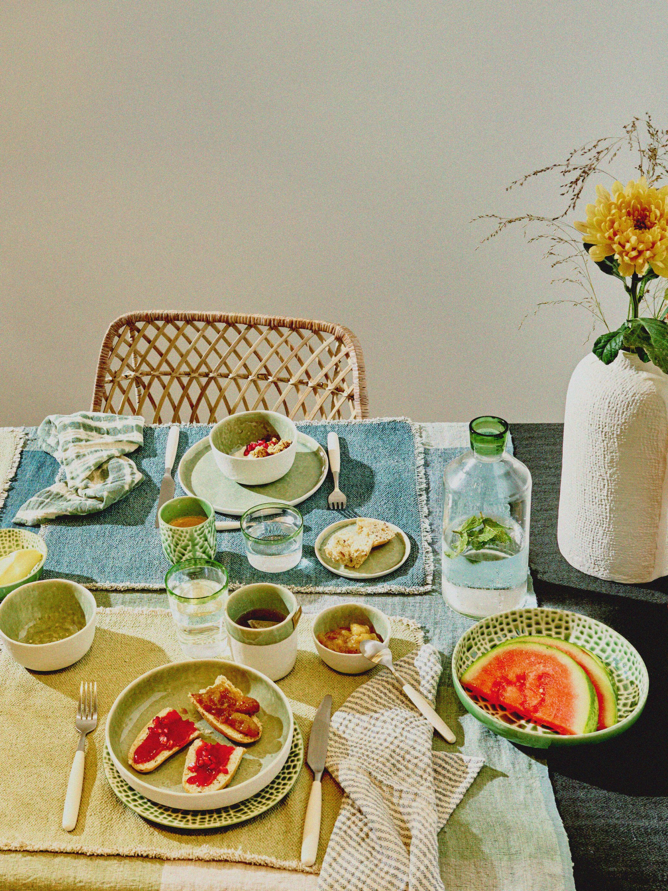 Фарфоровая круглая сервировочная тарелка POMAX Lotus ARCH-00133123 - Вид №12