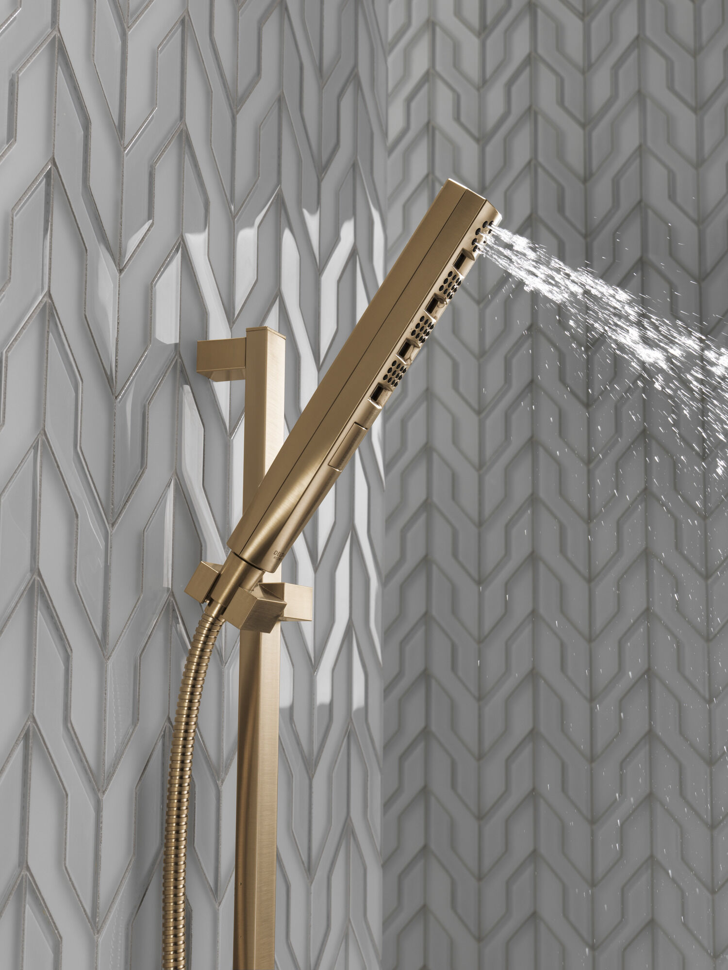 H2Okinetic® Ручной душ со скользящей штангой с 4 настройками Delta Faucet 51140-CZ - Вид №3