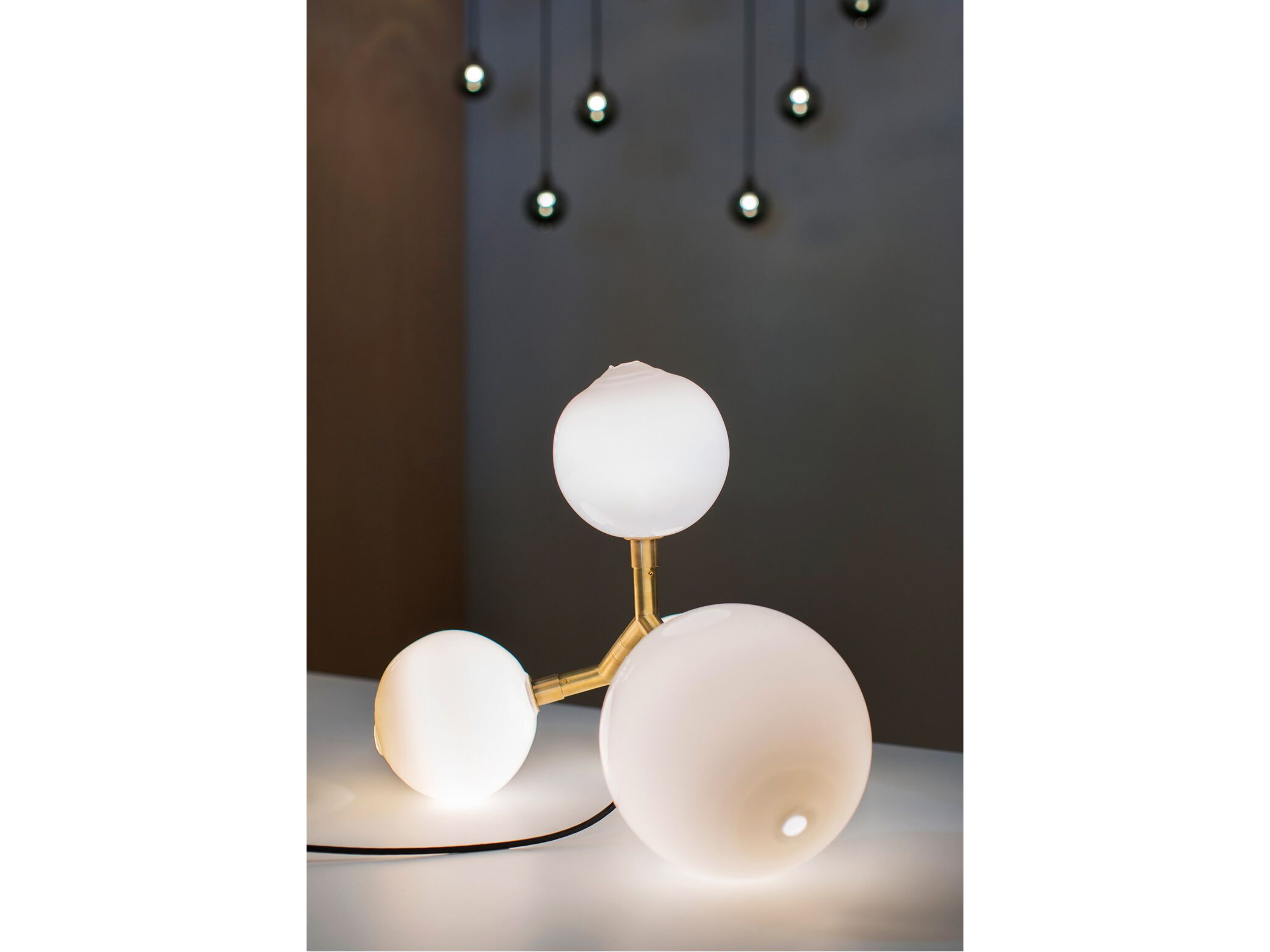 Светодиодная настольная лампа из дутого стекла SkLO Veer ARCH-00022071