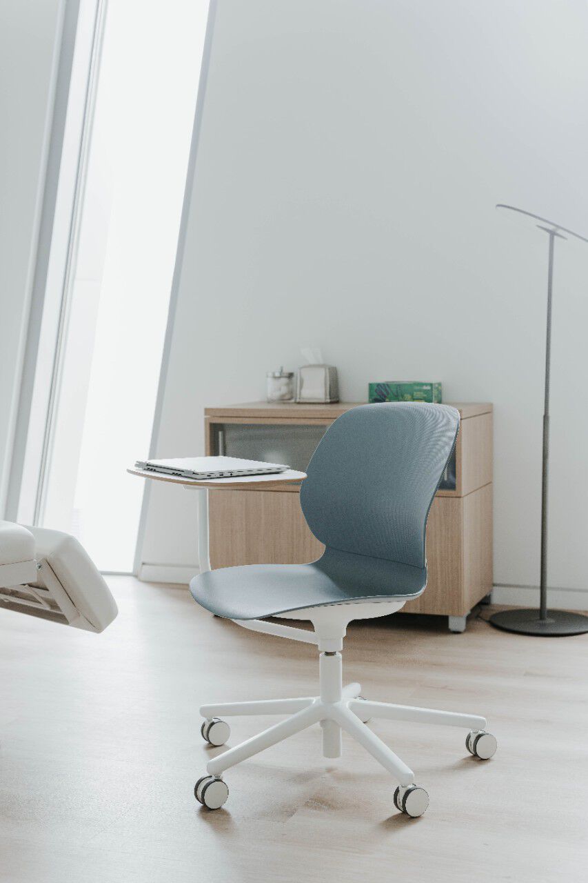 Вращающийся стул для конференций из переработанного материала с опрокидыванием Haworth Maari ARCH-00067380 - Вид №4