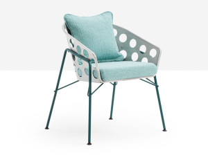 Окрашенный металлический стул с подлокотниками с мягким сиденьем