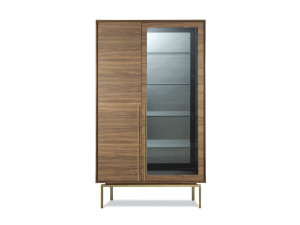 Деревянный и стеклянный шкаф со встроенным освещением