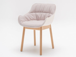 Тканевый стул с деревянной основой и подлокотниками