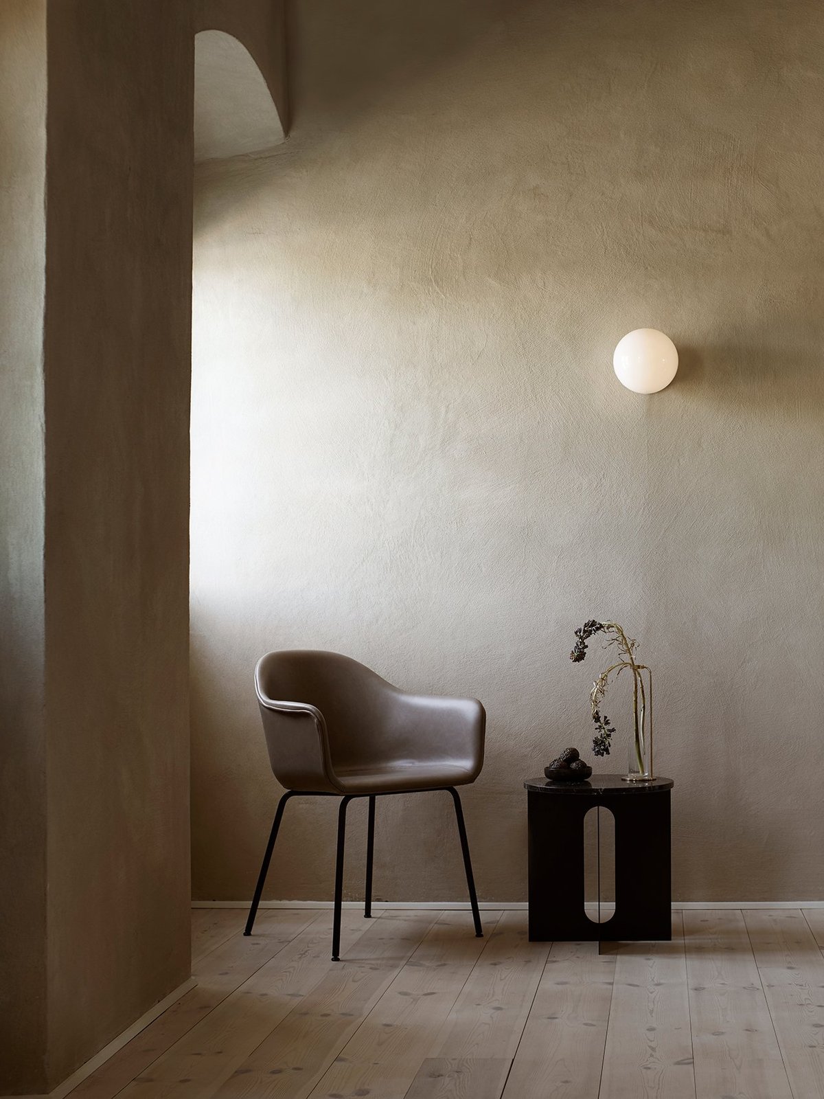 1180539 MENU Приставной столик Androgyne Черная база  - Вид №7