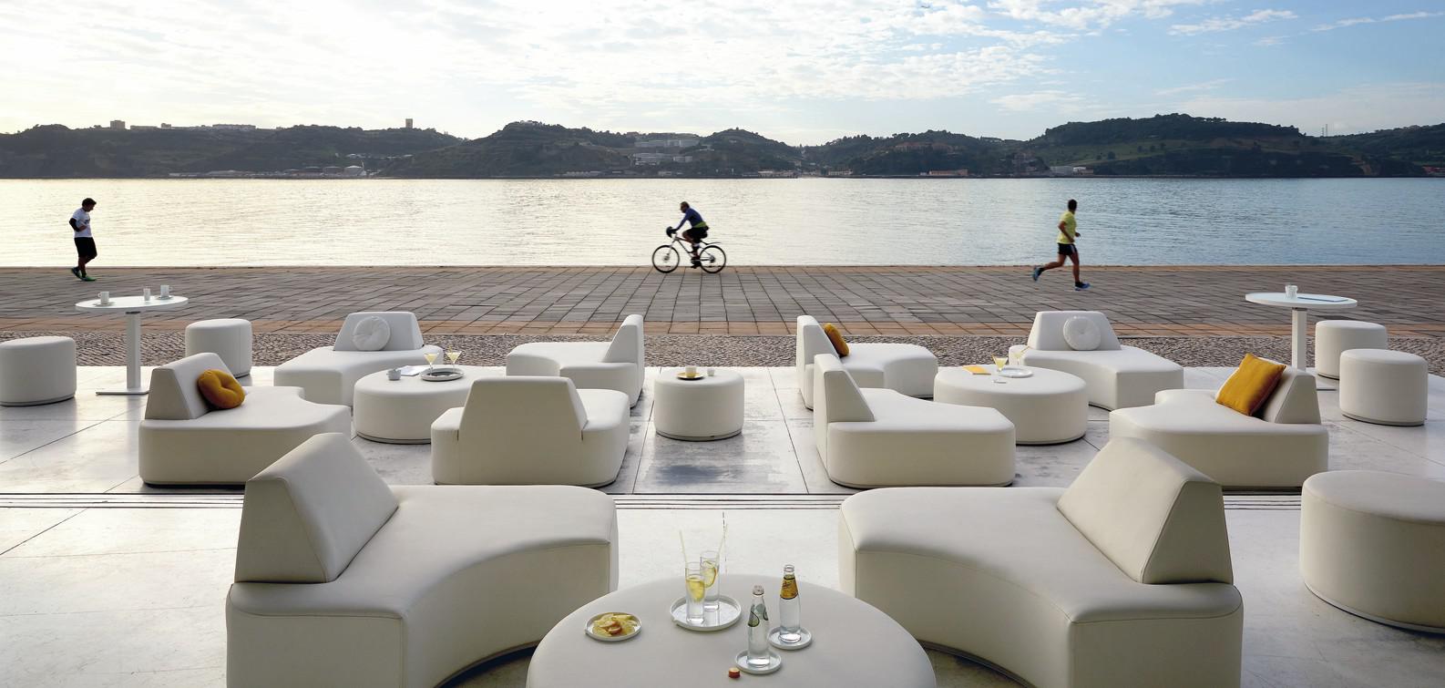 Подставка для ног / столик 52 морская кожа белый Manutti Moon Island MNST431 - Вид №12