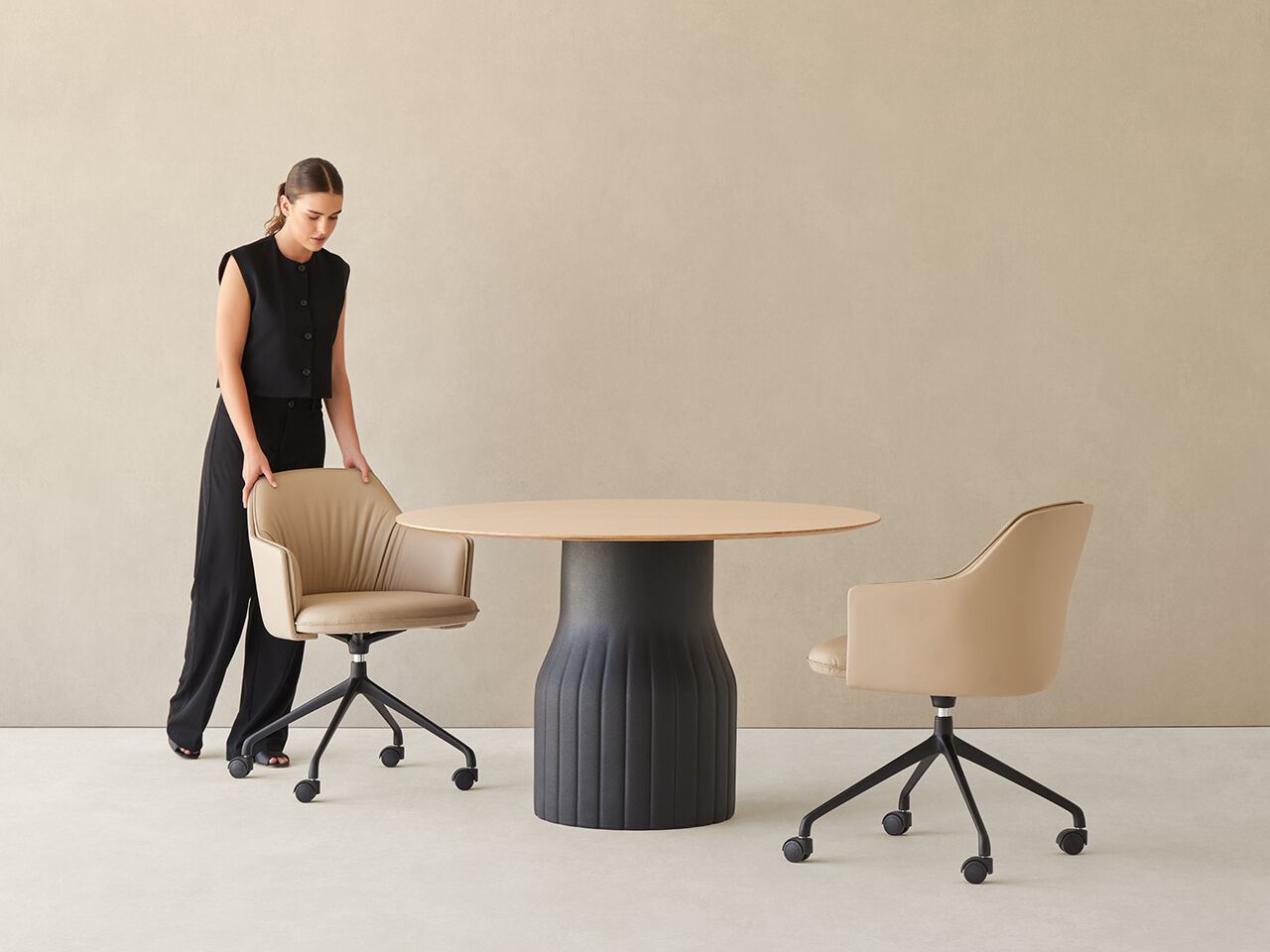 Круглый стол с основанием из переработанного полиэтилена Mobboli Kurt ARCH-00147187 - Вид №1