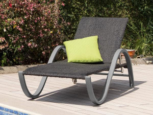 98.00.0707 Комплект шезлонгов Bow Twist черный - включая 1 лежак Bow Twist черный, 1 подушку для шезлонга (цвет на ваш выбор), 1 боковой столик La Villa Postleg серый камень 60 × 60 Mbm