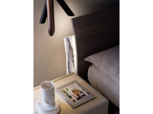 Деревянная двуспальная кровать