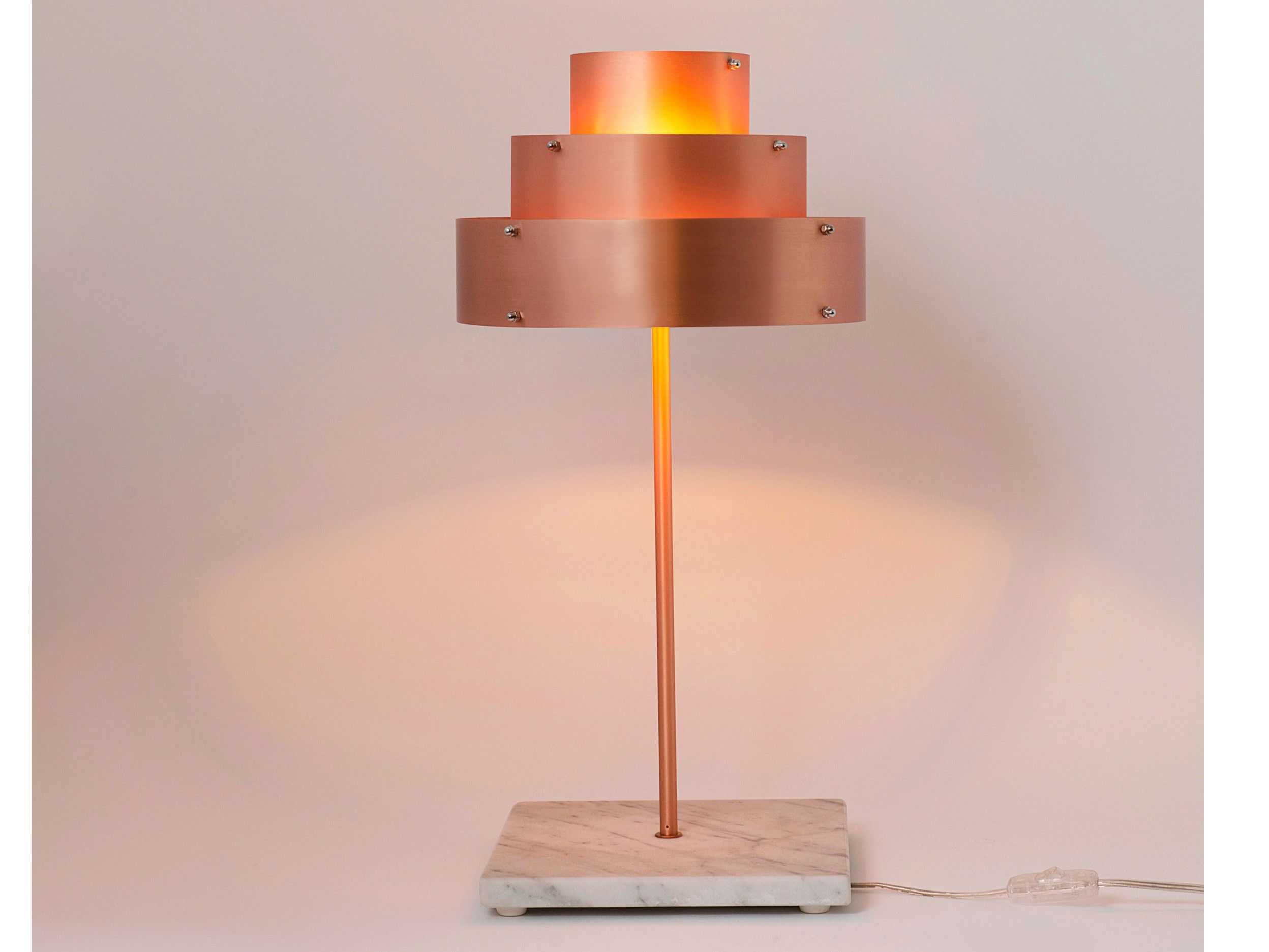 Медная светодиодная настольная лампа ручной работы ICI ET LÀ Decó ARCH-00035244 - Вид №1