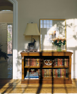 Деревянный книжный шкаф