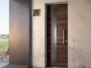 Деревянная бронированная входная дверь