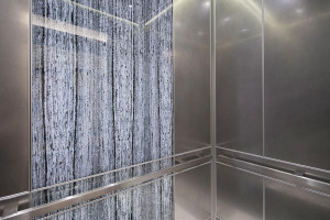 FSRT757 Интерьер лифта Levele-105 с индивидуальной компоновкой панелей; панели лайтплана из стекла vivispectra elements с индивидуальной прослойкой из черного инжира и стандартной отделкой, панели захвата из нержавеющей стали с индивидуальной отделкой; кв