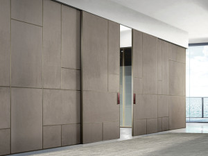 Кожаная дверь