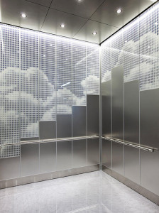 FSRT812 Показан интерьер лифта Levele-108 с верхними панелями из стекла vivispectra Spectra с прослойкой светового люка и стандартной отделкой; нижние панели из нержавеющей стали с отделкой кайзкой; поручень компаса в частном месте Forms-surfaces