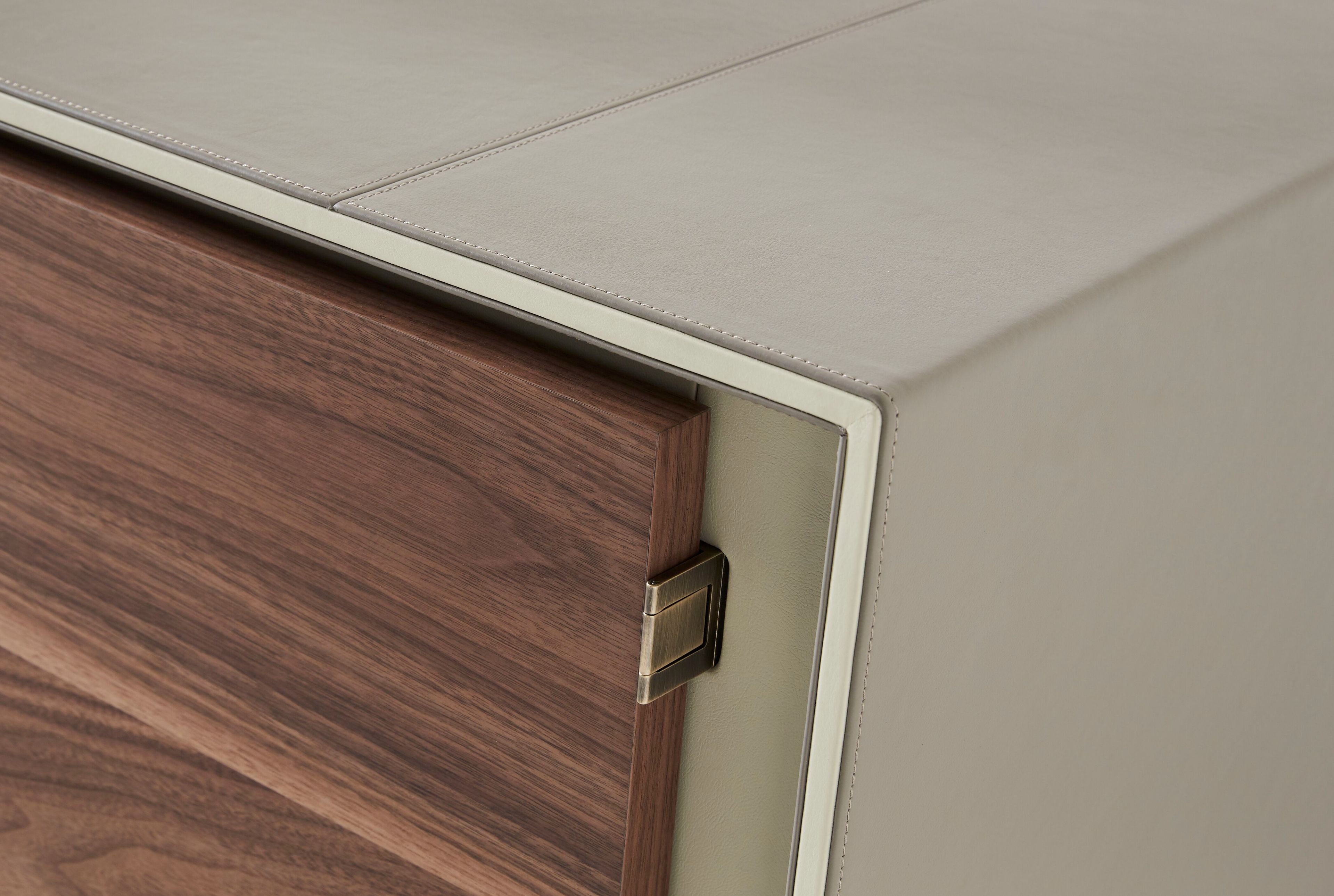 Деревянный шкаф с кожаной обивкой Casa Covre Лидо ARCH-00067071 - Вид №6