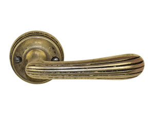 Бронзовая ручка на розетке