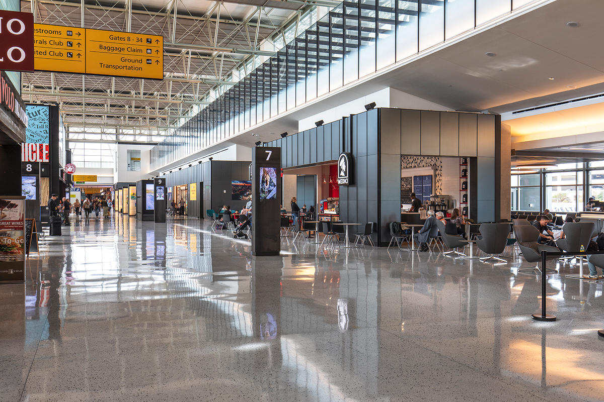 FSRT643 Фрагмент системы выравнивания стен с панелями из стекла vivispectra vektr с индивидуальной прослойкой, показанной в конфигурации отражения с отделкой pearlex + и выступающими ребрами из нержавеющей стали Forms-surfaces  - Вид №5