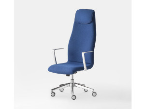 Офисное кресло с высокой спинкой