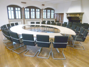 Деревянный овальный стол для совещаний