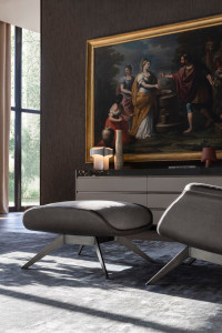 Деревянный комод с кожаной обивкой