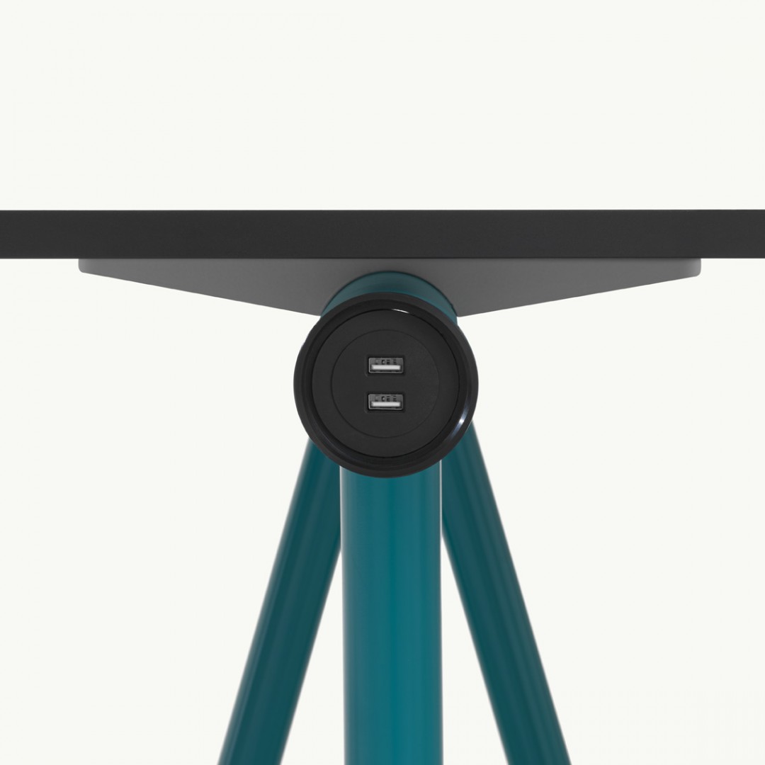 Harvey 1130 2 мольберта из стальных труб с опорой для крепления столешницы из литого алюминия и резиновыми подушечками. Каждый мольберт оснащен 1 розеткой Schuko и 2 разъемами USB. Et al. Harvey - Вид №10