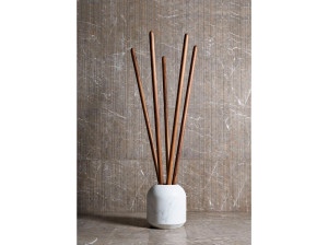 Напольная вешалка из дерева и мрамора