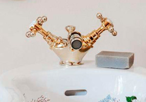 Gentry Home Смеситель для раковины мостик на 2 отверстия 200мм Mayfair Бронза GH102960 - Вид №1