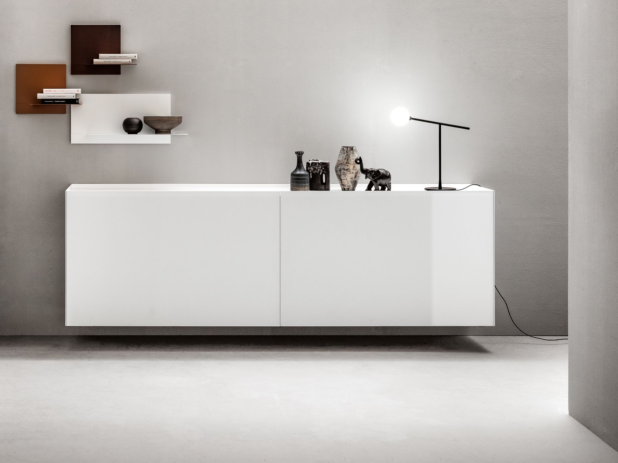 Подвесной шкаф из лакированного стекла с копланарными дверями Capo d’Opera ателье ARCH-00035768