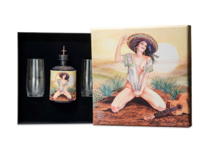 Коробка с бутылкой текилы и стаканами