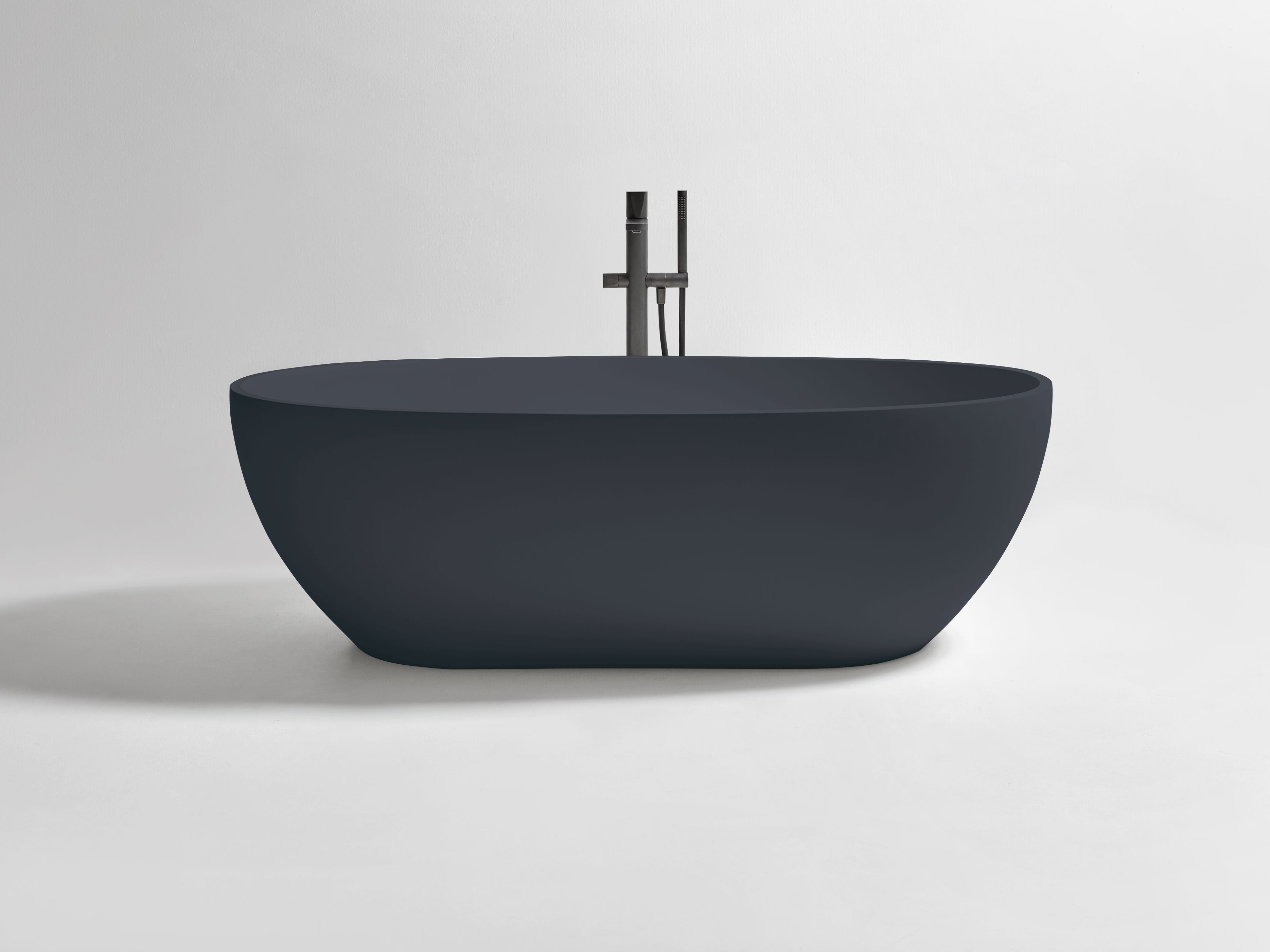 Овальная ванна в центре комнаты в Colormood Antoniolupi REFLEXLIGHT ARCH-00023725 - Вид №3