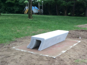 Реконструированная каменная скамья без спинки