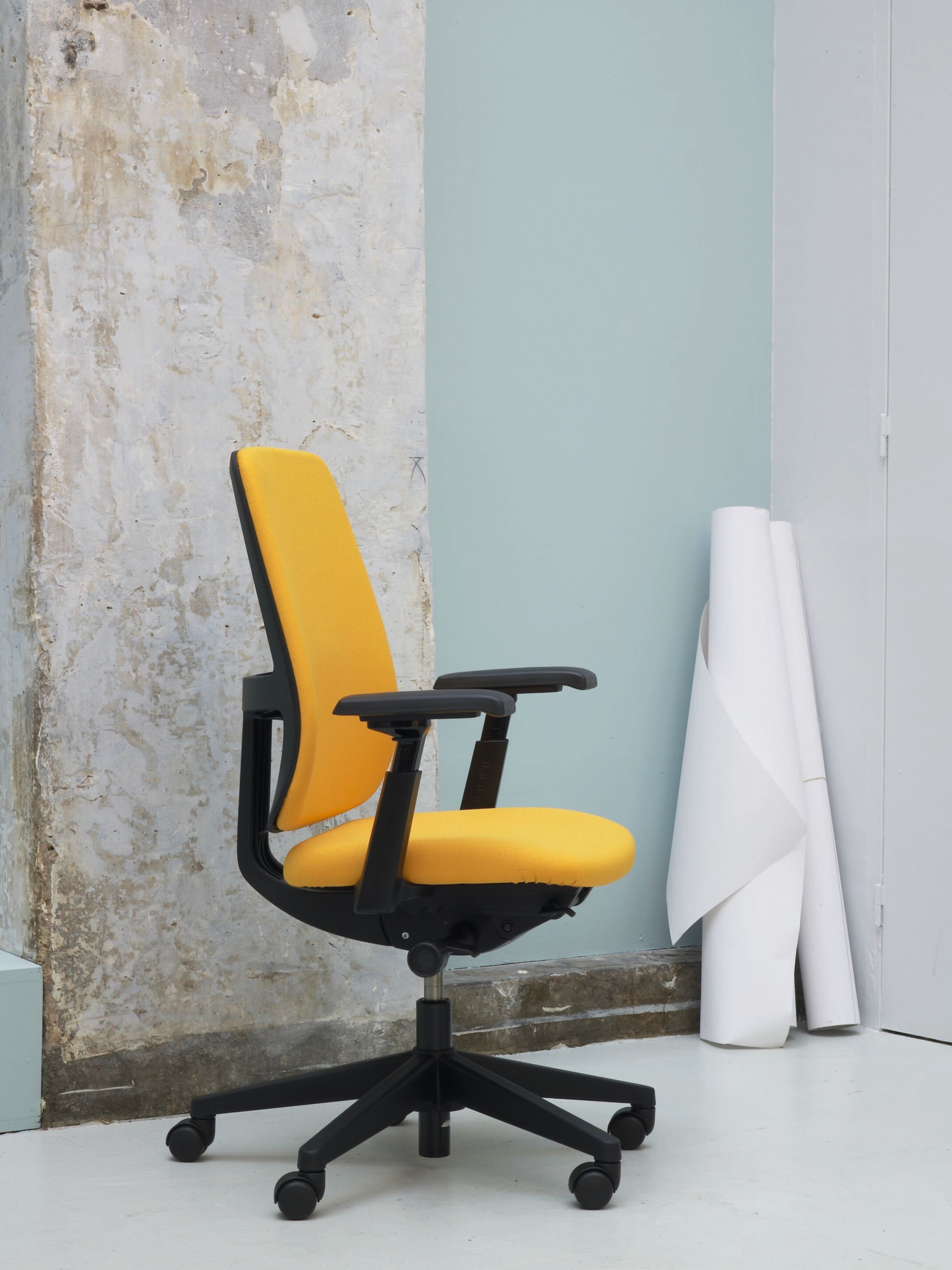 Тканевый мягкий поворотный операционный стул с подлокотниками Haworth Lively ARCH-00146073 - Вид №1