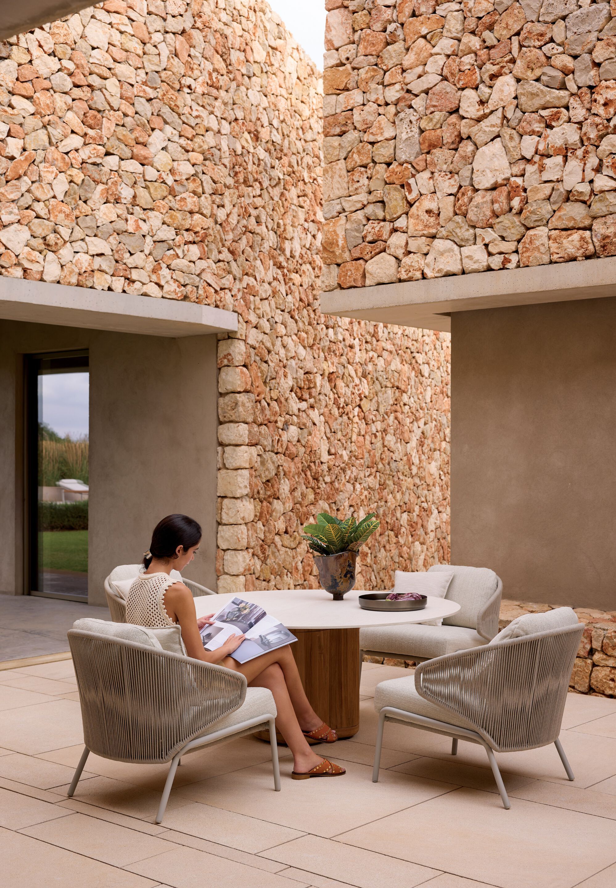 Круглый керамический обеденный стол с колесами MANUTTI Ogado ARCH-00085949 - Вид №1