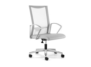 Офисное кресло с сетчатыми колесами и подлокотниками с 5 спицами