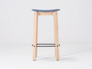 Gazzda Барный стул из ткани с подставкой для ног Nora