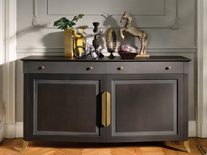 Шкаф с распашными дверями