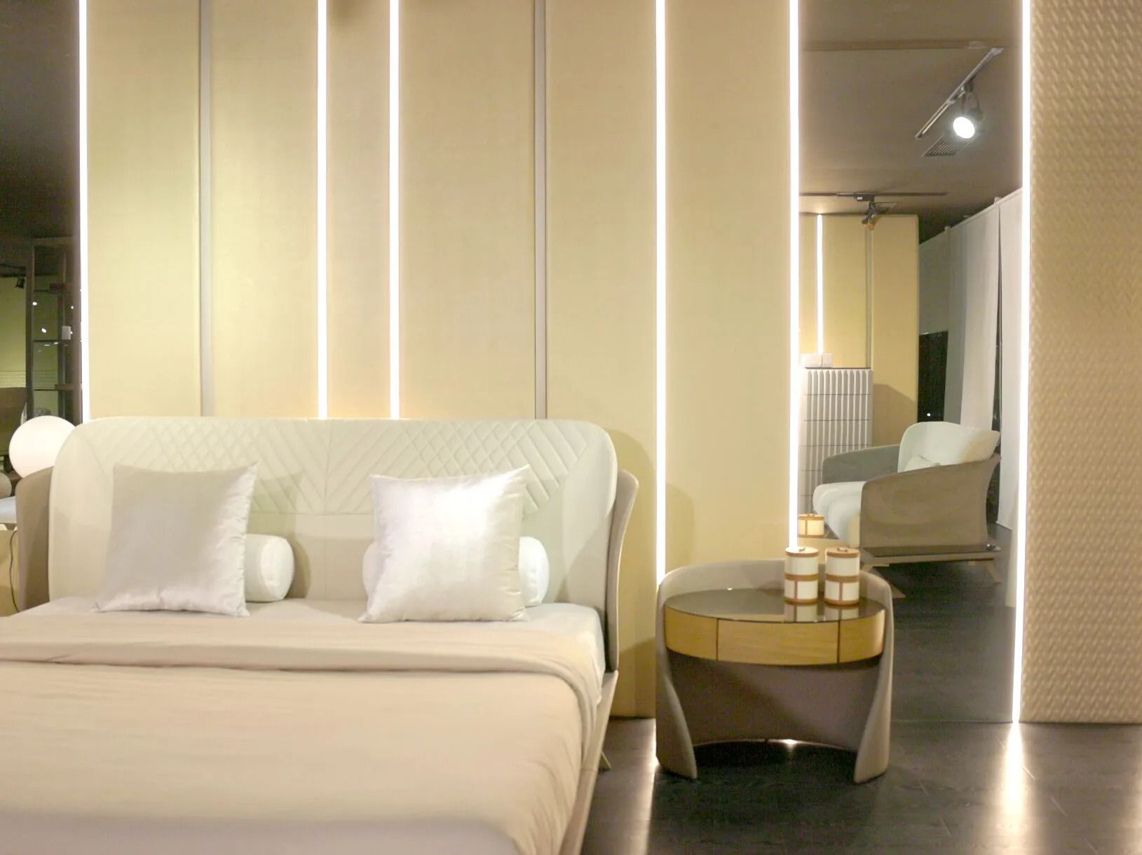 Кожаная двуспальная кровать с мягким изголовьем ABLE Амур ARCH-00066659 - Вид №7