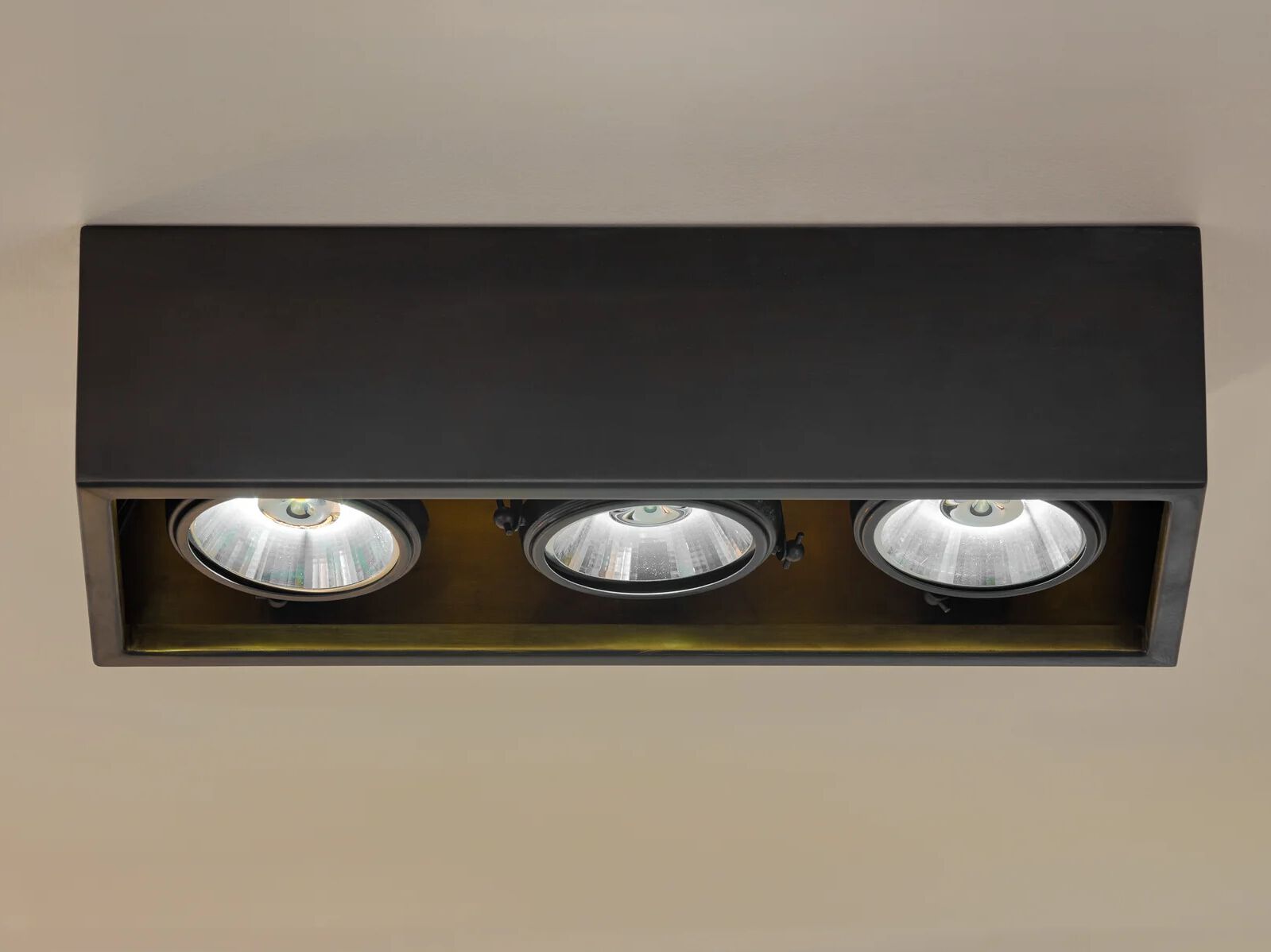 Регулируемая латунная потолочная лампа Authentage Lighting Q-Bri ARCH-00047618 - Вид №3