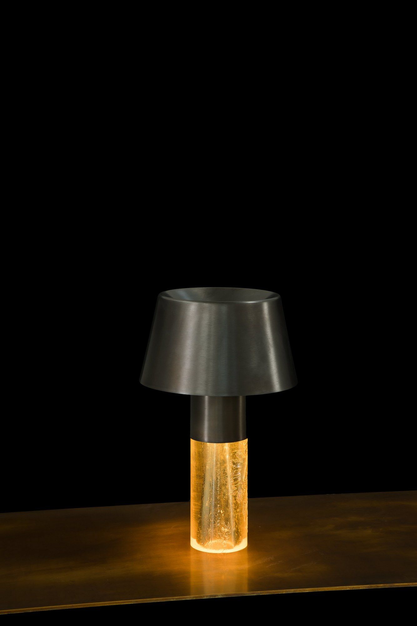 Настольная лампа из смолы Henge Ghost ARCH-00042211